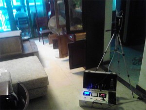 治理时间：2013-11-23
基本情况：汪女士家里新房装修了2个多月。家中精装修，房子都是乳胶漆，客厅是瓷砖，卧室是地板，主要的污染源是家具和柜子。检测是中度超标。